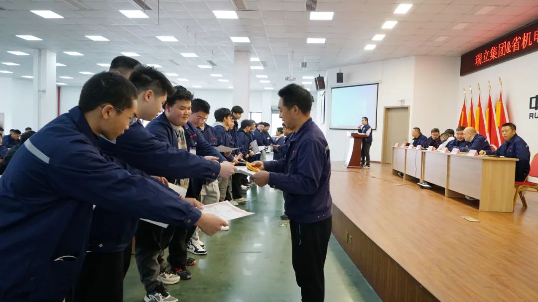 “師傅，您好！”第二期132名浙江省機電技師學(xué)院學(xué)生來瑞立拜師
